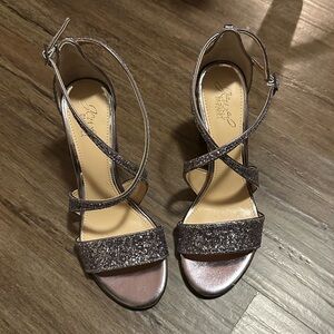 Jewel Badgley Mischka Cook Metallic Glitter Evening Shoe in Silver. Size 8.